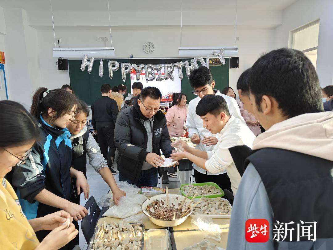 克州二中高三四班,江苏援疆老师与同学们的生日会  受访者供图让盛