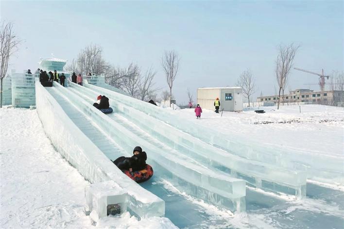 游客在青格达湖旅游度假区体验冰雪娱乐项目（摄于1月19日）。兵团日报全媒体记者 邵明辉 摄