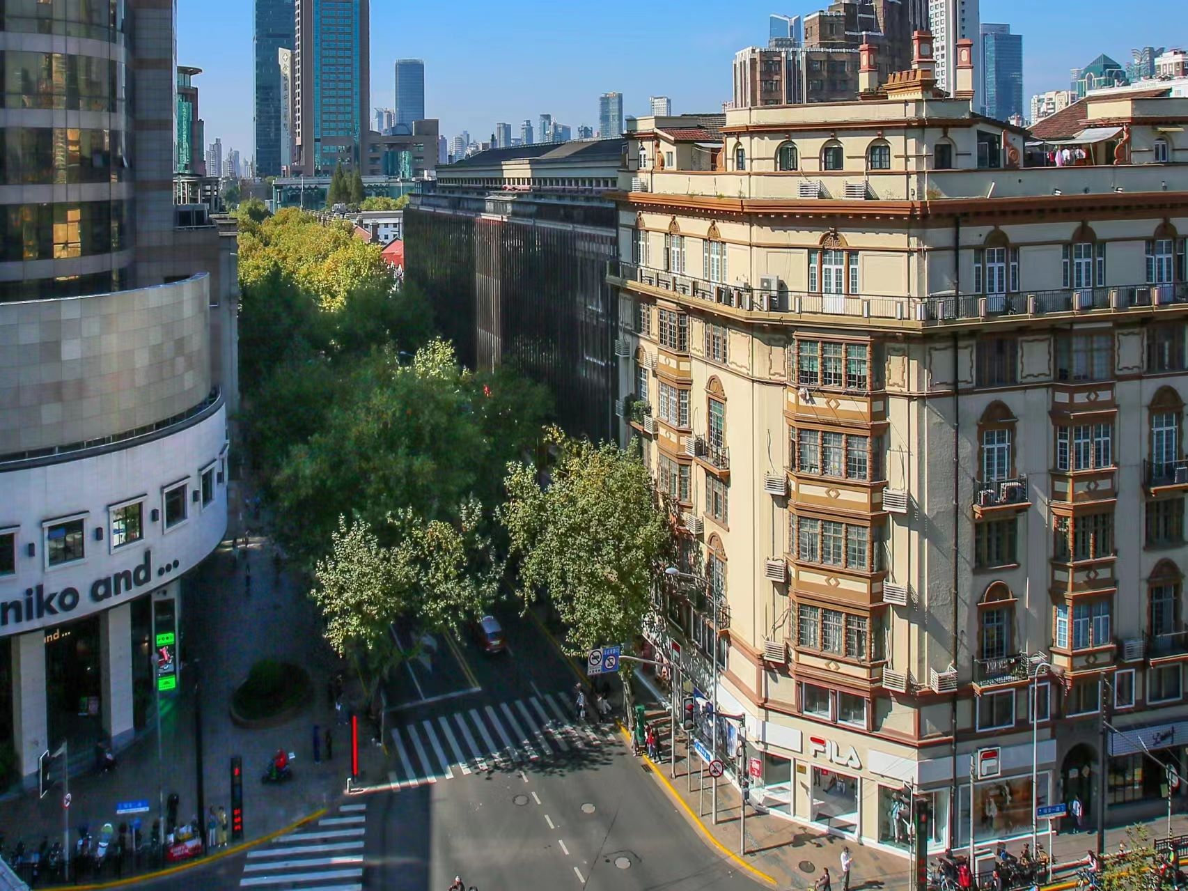 淮海路商圈吃大餐喝咖啡,看漫威英雄主题快闪空降徐家汇……"上海之夏