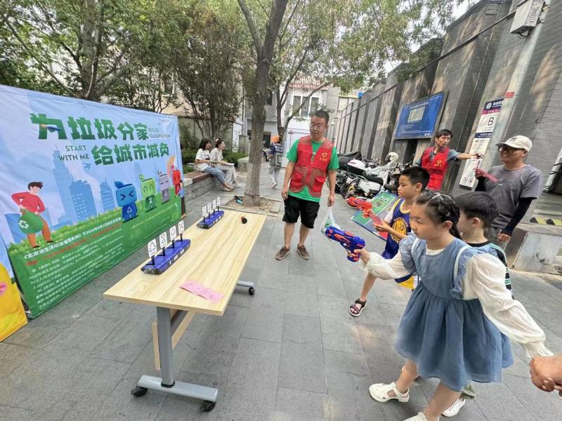 给城市减负,北新桥街道开展垃圾分类宣传活动