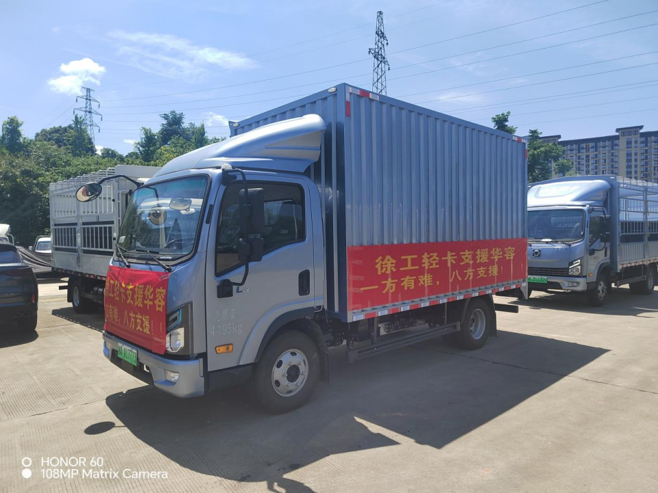 救灾现场,徐工挖掘机正加紧施工,在决口两端建设倒车平台,并在决口