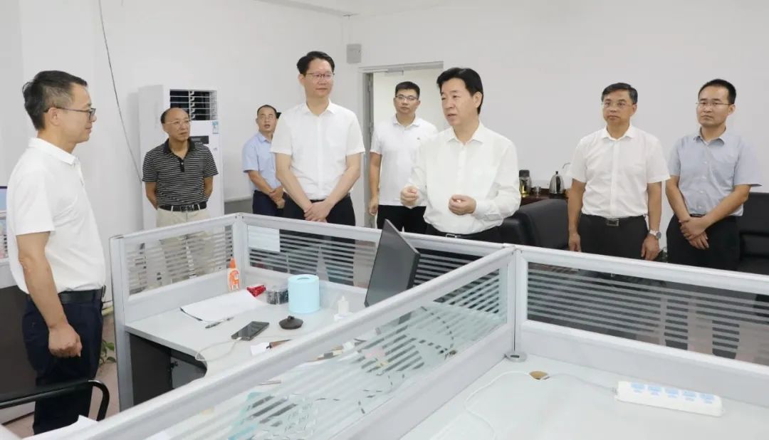 今日,市委书记,市"百千万工程"指挥部总指挥陈少荣到指挥部办公室督导
