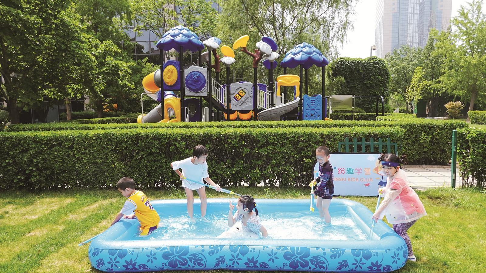 北京燕莎中心凯宾斯基饭店为小朋友准备了户外嬉水活动 酒店 供图