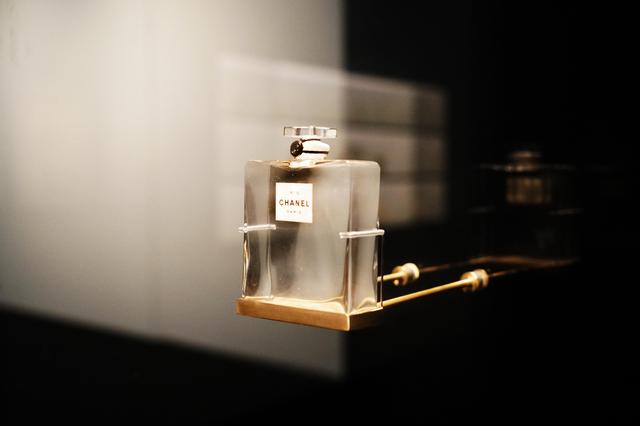 香奈儿中国首个作品回顾展亮相上海当代艺术博物馆,呈现“时尚宣言”|香奈儿_新浪财经_新浪网