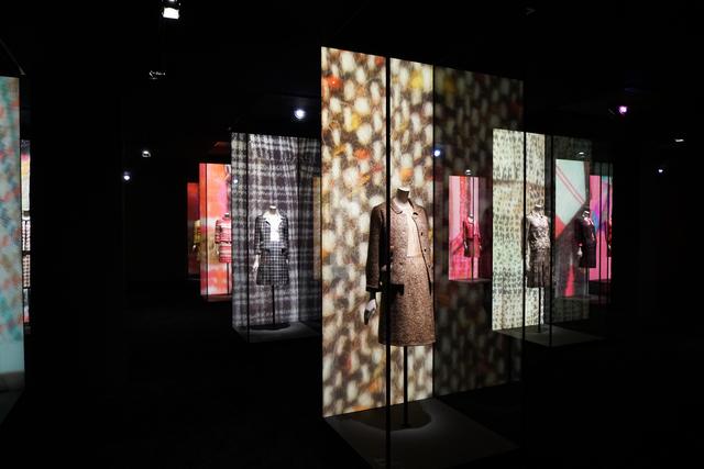 香奈儿中国首个作品回顾展亮相上海当代艺术博物馆,呈现“时尚宣言”|香奈儿_新浪财经_新浪网