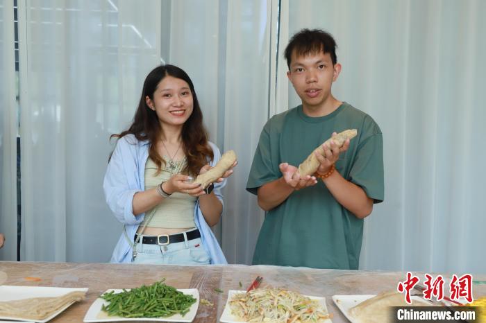 台青制作饺饼筒.天台台办供图