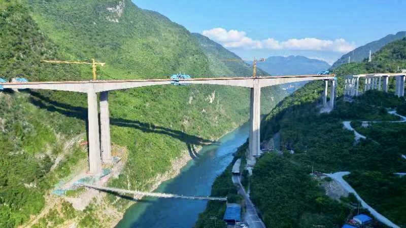 主跨242米，主墩高115米：国内超高墩最大跨度连续刚构桥成功合龙|乌江_新浪财经_新浪网