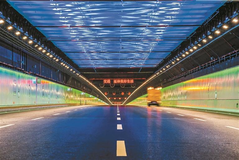 隧道两侧布有灯带.沈仲 摄