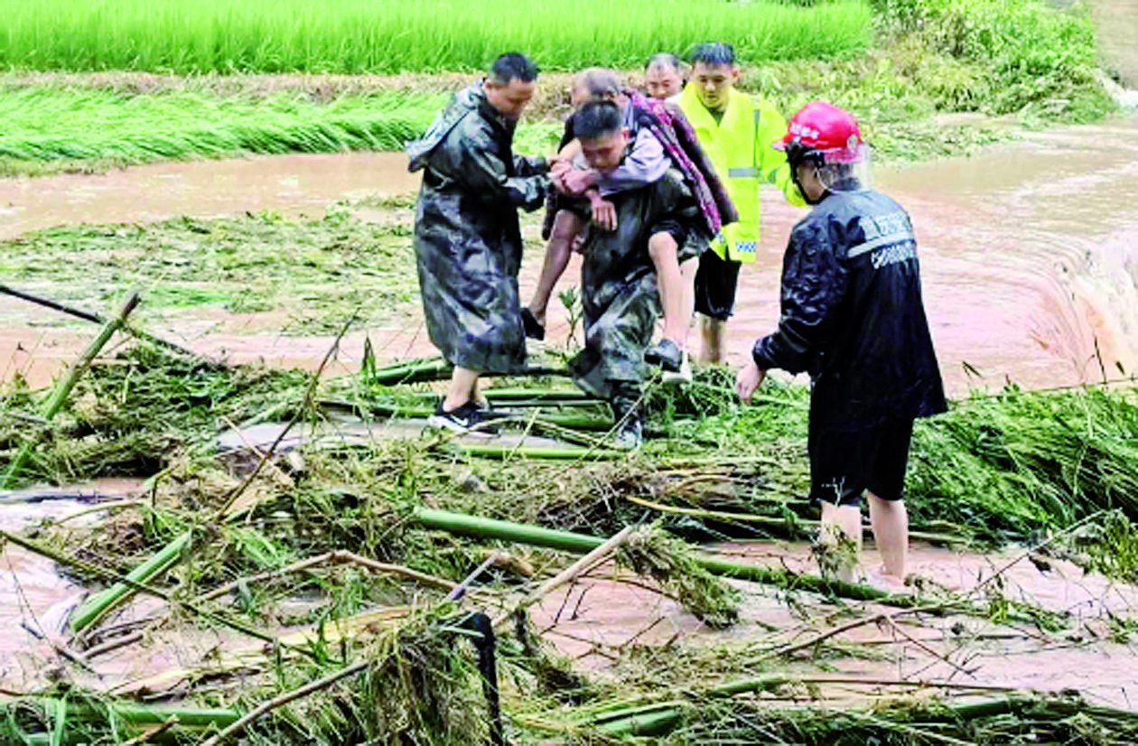 破浪前行 暴雨中转移5000余人|救援人员_新浪财经_新浪网