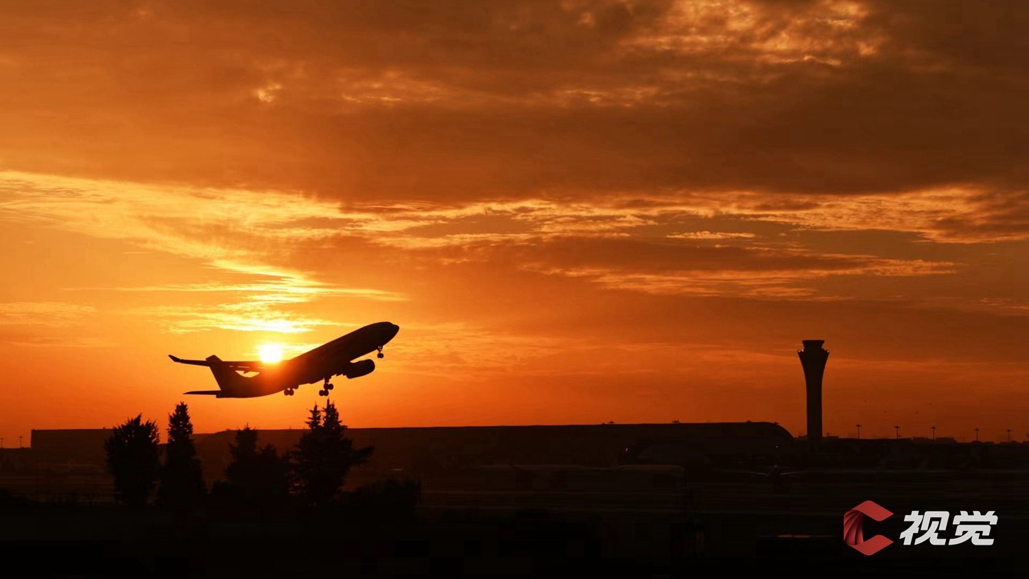 7月12日,成都双流国际机场,飞机在日出朝霞下起飞