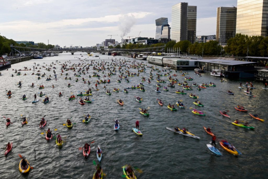 2023年9月17日，人们在巴黎塞纳河上划船。 新华社资料片