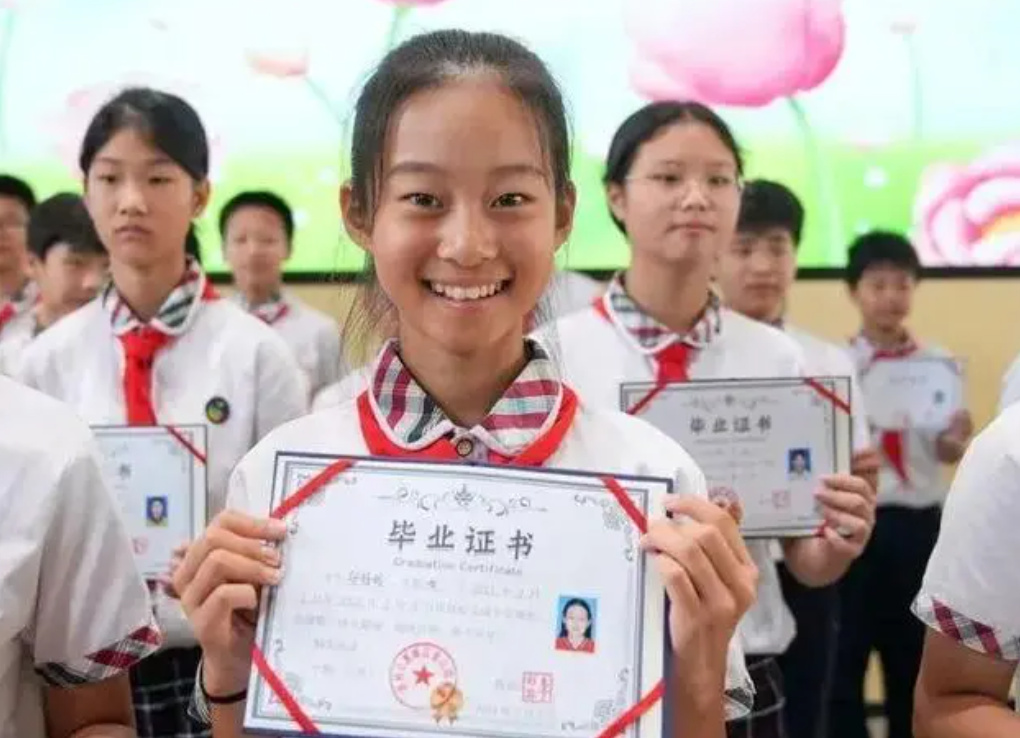 日前,金山湖小学毕业典礼上,11岁"小孩姐"郑好好备受关注.