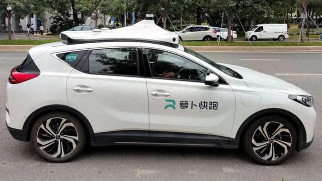 无人驾驶汽车上街载客起争议