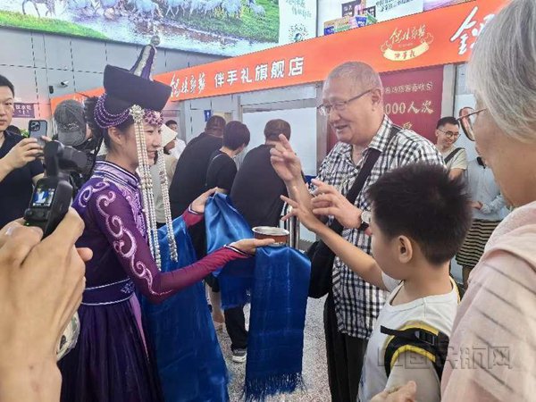 "水门礼"迎接!上海—锡林浩特直飞航线首航成功