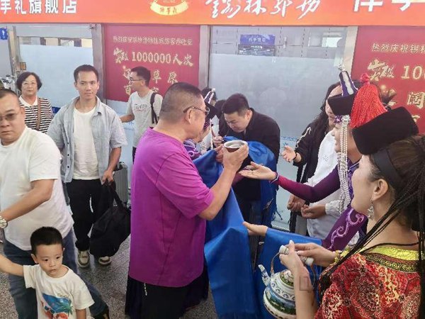 "水门礼"迎接!上海—锡林浩特直飞航线首航成功