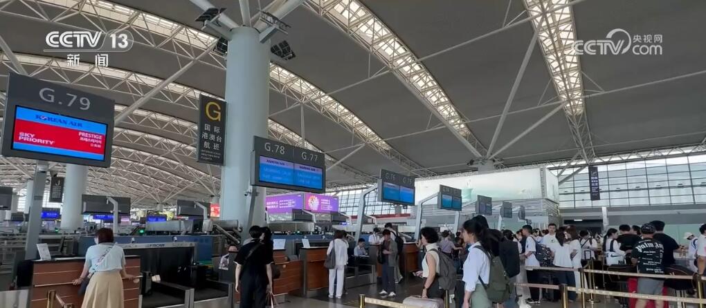在杭州萧山国际机场t4航站楼,前来办理登机和行李托运手续