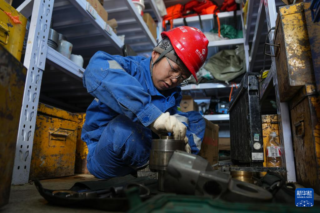 7月11日,机修工柴智敏在维修水接头.