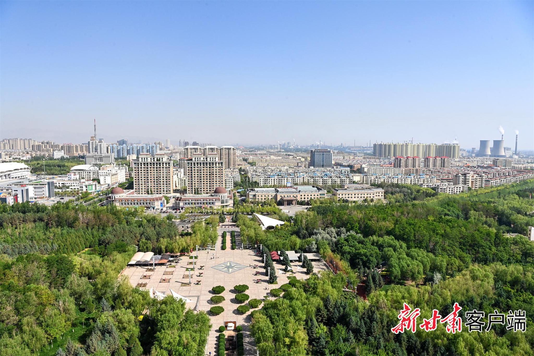 这里也是嘉峪关最大的义务植树片区,整个景区历经7年建成,建设绿地100