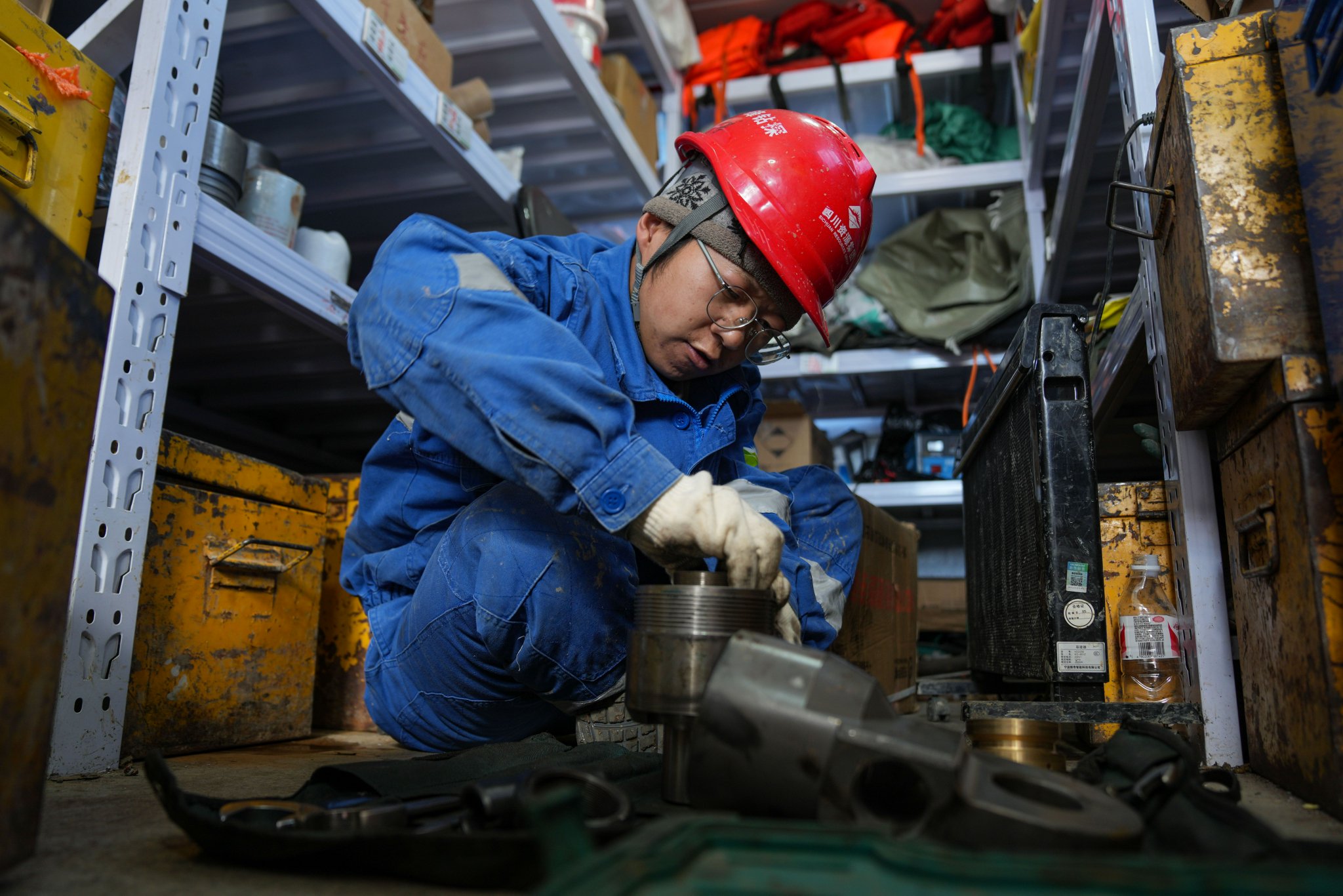 7月11日,机修工柴智敏在维修水接头.新华社记者 晋美多吉 摄
