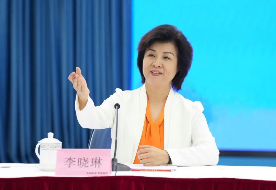 水利部副部长王宝恩介绍有关情况,并和水旱灾害防御司司长姚文广,运行