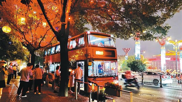 西安公交聚焦出行新需求 推出"双层夜景观光巴士"受欢迎