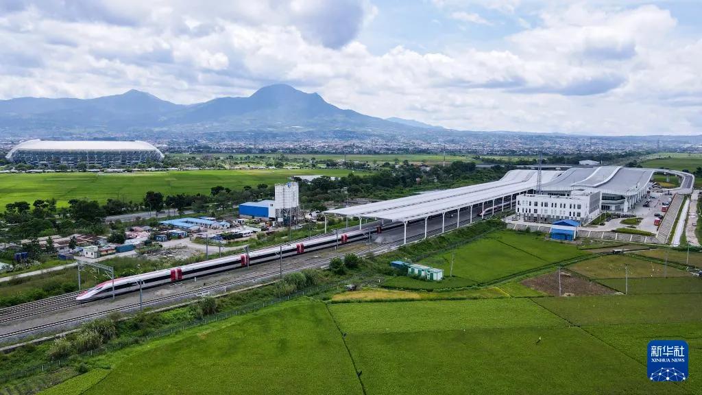 在印度尼西亚万隆德卡鲁尔站，一列雅万高铁高速动车组驶出站台。图片来源：新华社