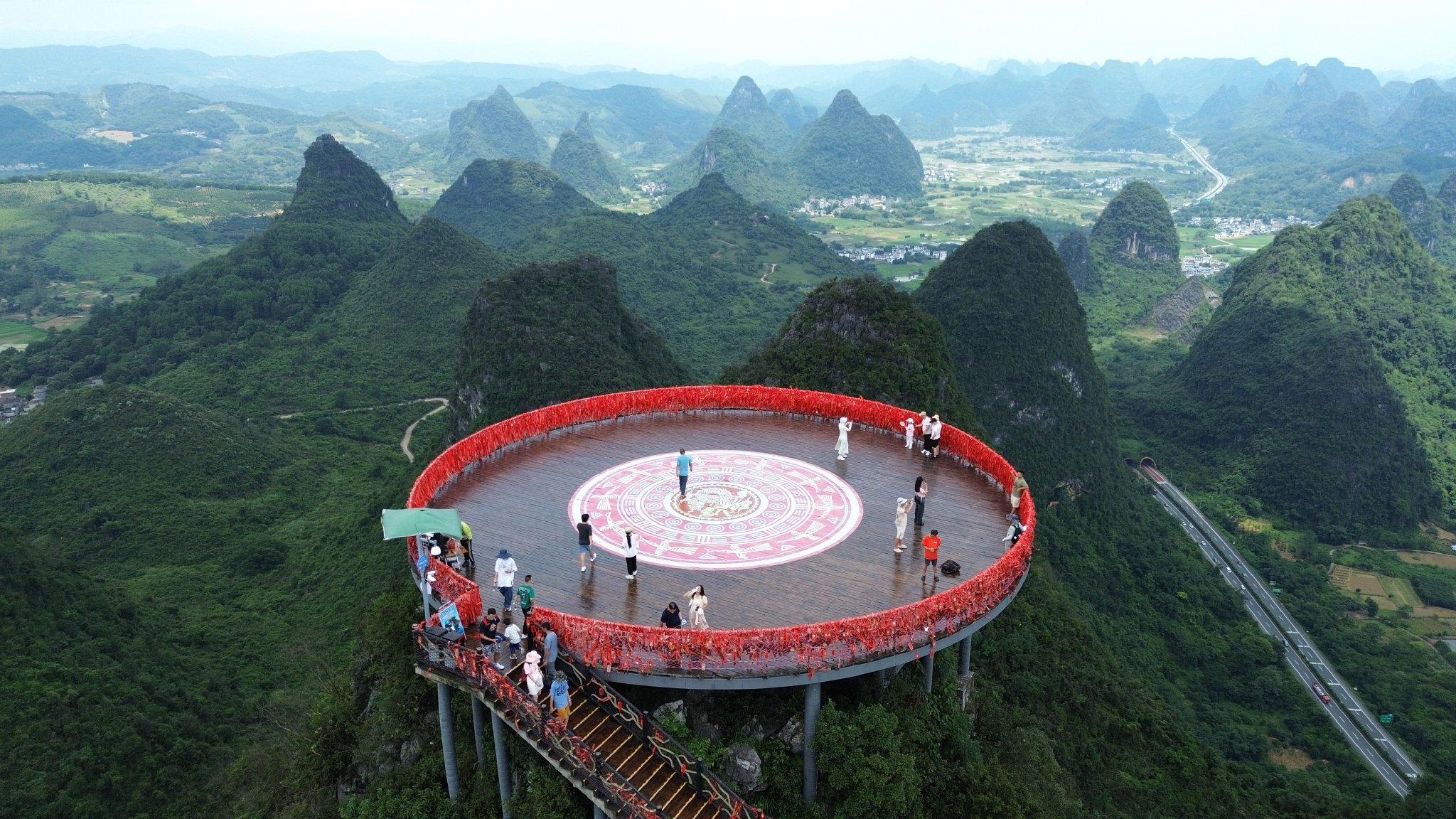 7月13日,游客在广西桂林市阳朔县如意峰观景(无人机照片).