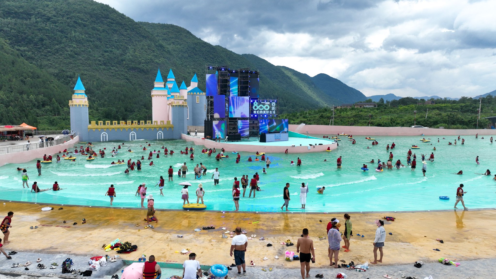 7月14日,人们在重庆市酉阳土家族苗族自治县一水上乐园游玩戏水(无人