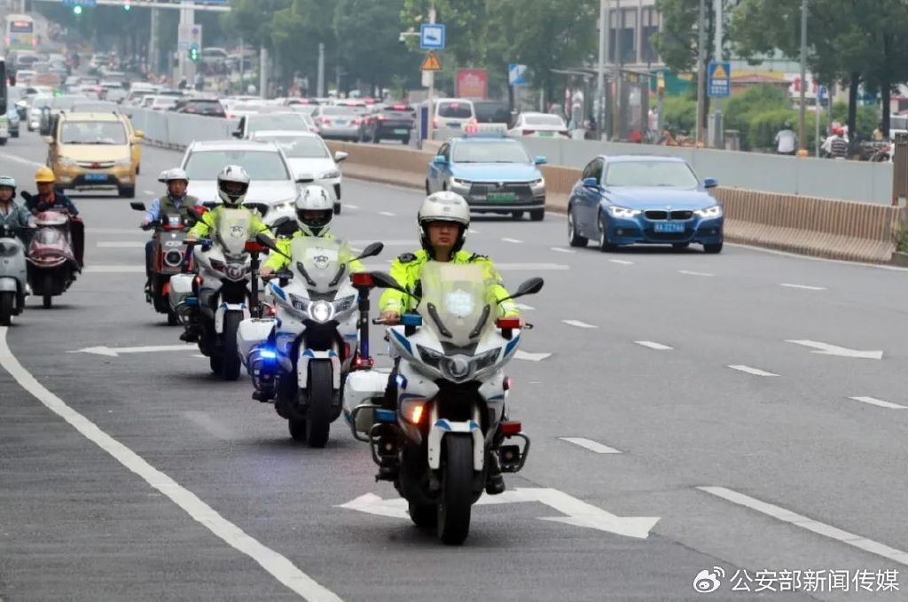 长沙市公安局交通警察支队天心大队铁骑中队民警在执勤.
