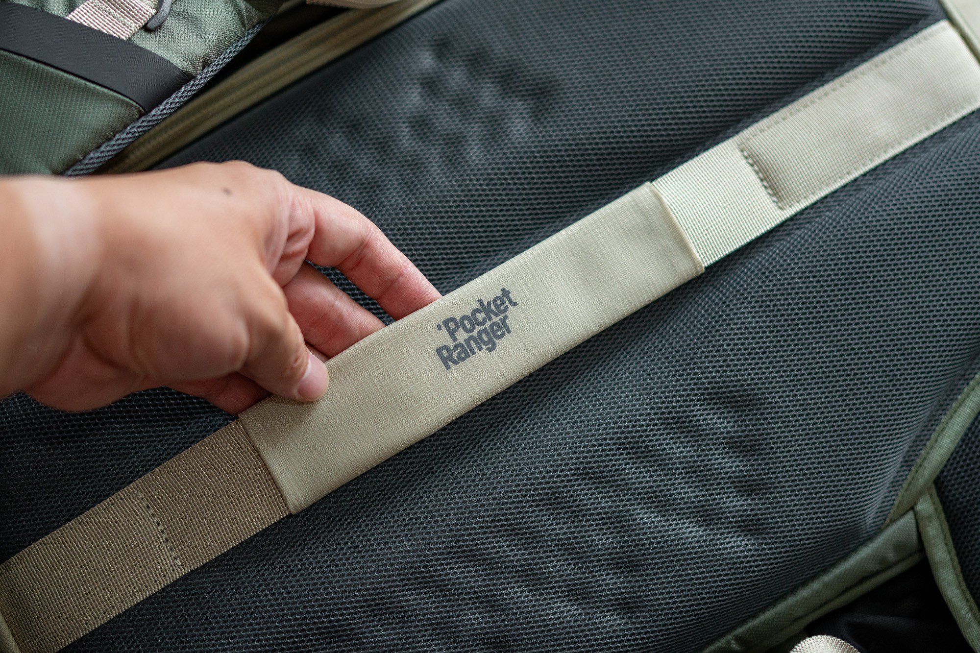 行李箱捆带兼背部提手