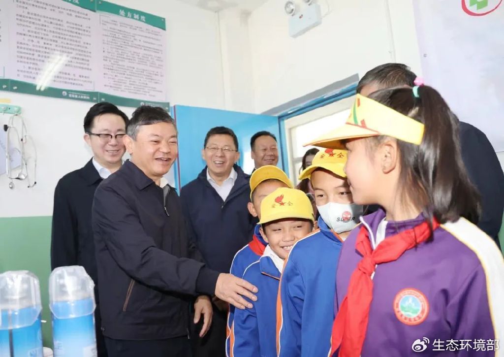 黄润秋一行还赴定结县完全小学看望学校教职工及学生并捐赠励志奖学金