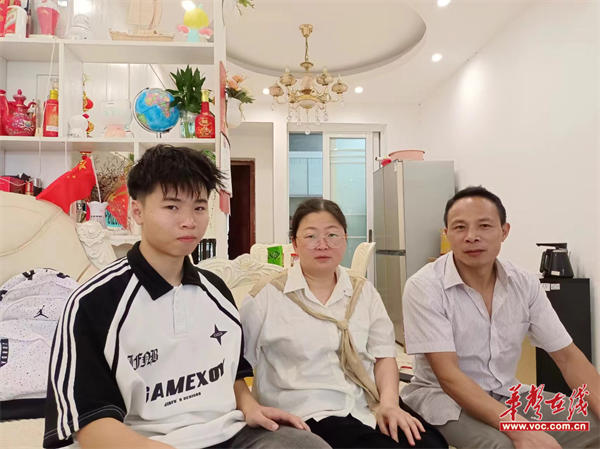 湘潭市十七中:"家"期有约 为爱而"访"