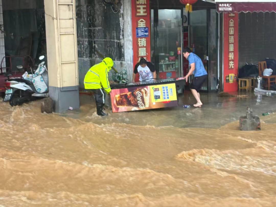 澎湃新闻注意到,14日,襄阳市气象台共发布7次暴雨红色预警信号,到15日