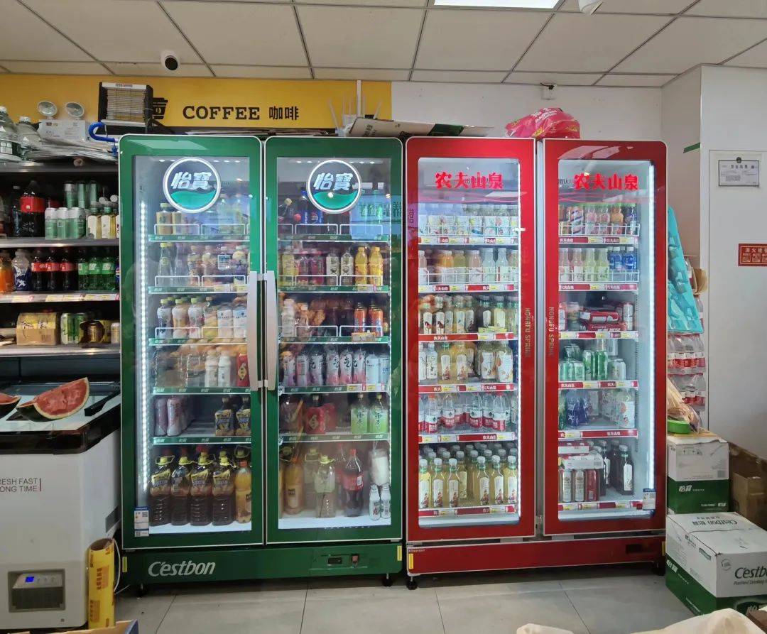 (北京一路边小超市的冰柜陈列.图源/市界)