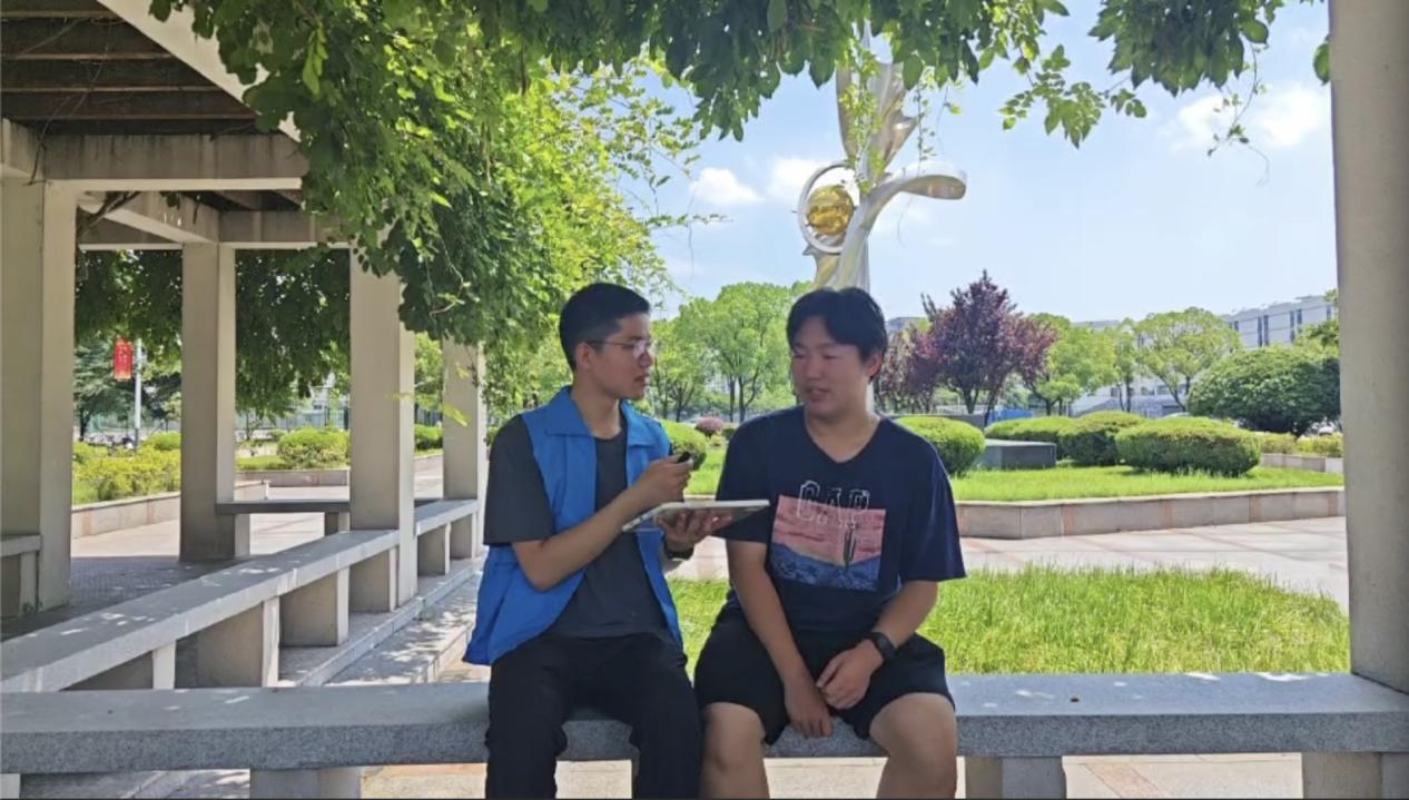 扬州大学学生正在接受小组成员访谈.徐艺歌 供图