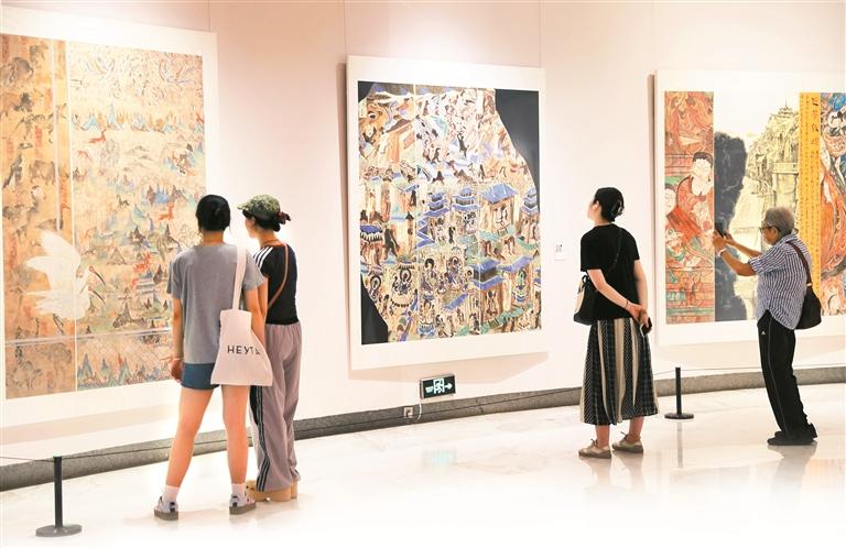 市民在深圳美术馆参观画展. 深圳晚报记者 余海洪 摄