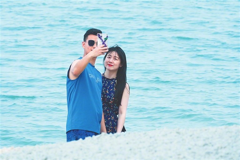 一对情侣在琼海潭门海边自拍.本文图片除署名外均为资料图
