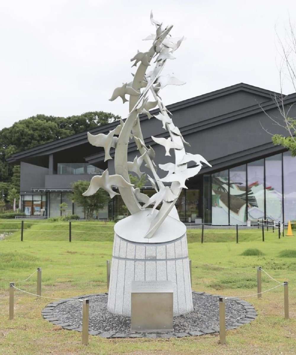 京都动画纵火案遇难者纪念碑落成:36 只和平鸟寄托哀思|纵火案|遇难者_新浪科技_新浪网