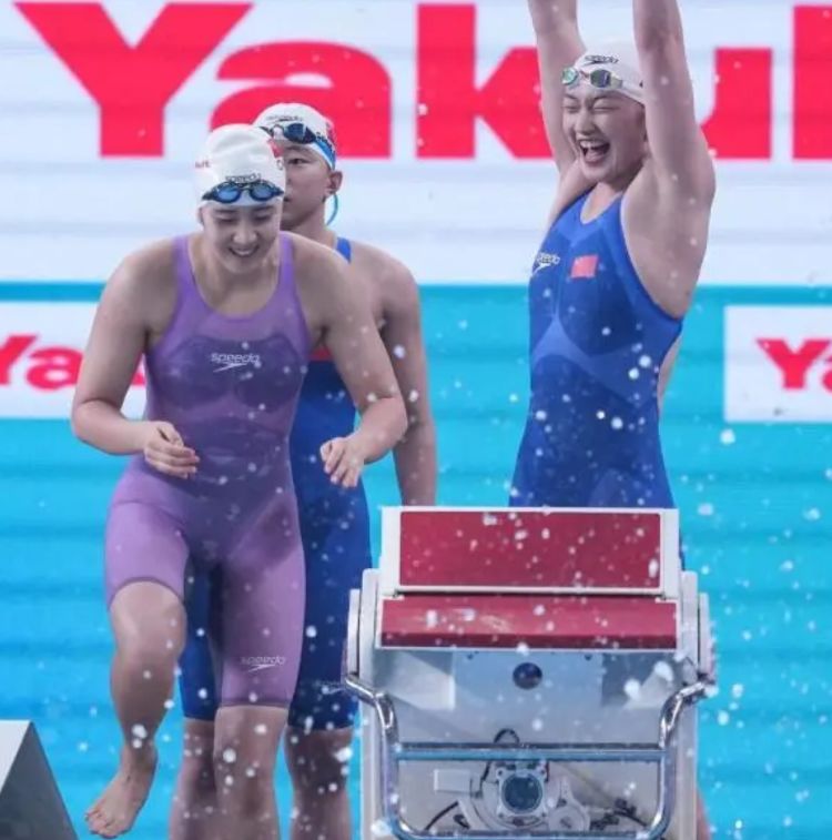 新华社艾衍含出生于2002年,6岁时父母送她去练习游泳.