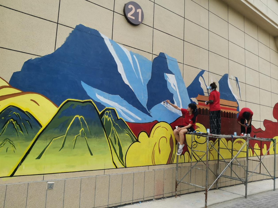 共同开展了一场以"社区美化"为主题的彩绘活动