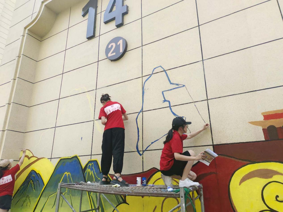 共同开展了一场以"社区美化"为主题的彩绘活动