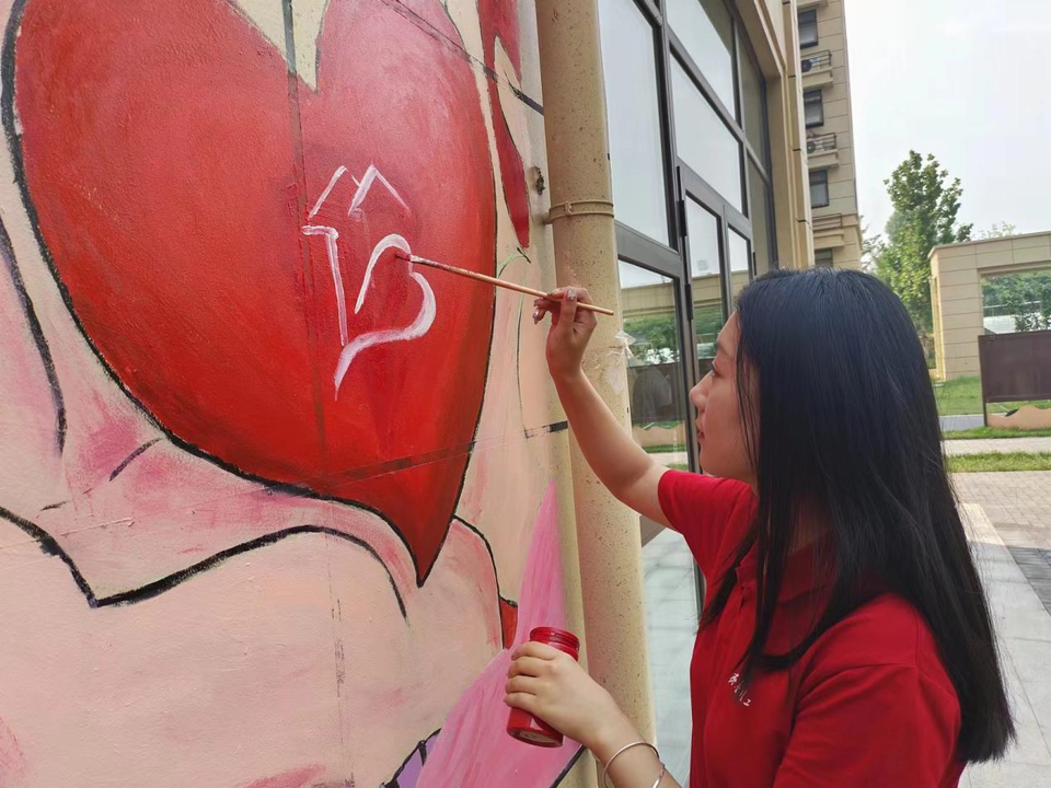 共同开展了一场以"社区美化"为主题的彩绘活动