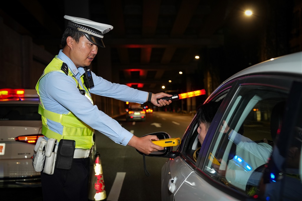 上海最帅交警图片