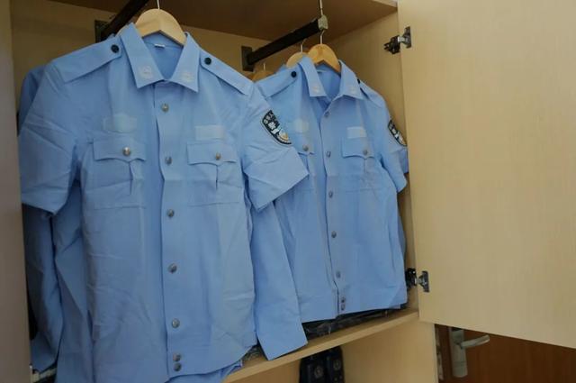 第一次叠出"稚嫩"的"豆腐块"▶入住宿舍◀领取到第一套警服,好