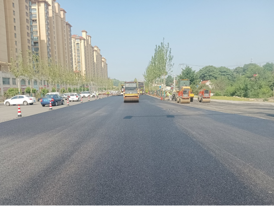 中冶天工烟台市福山区一项目顺利完成沥青混凝土上面层铺设