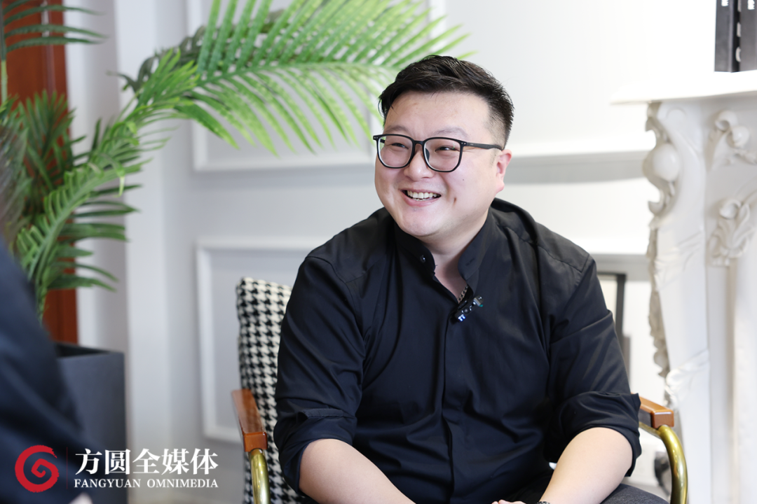 职员转行做群演横店的一家影视公司的办公桌上,摆满了演员投递的简历