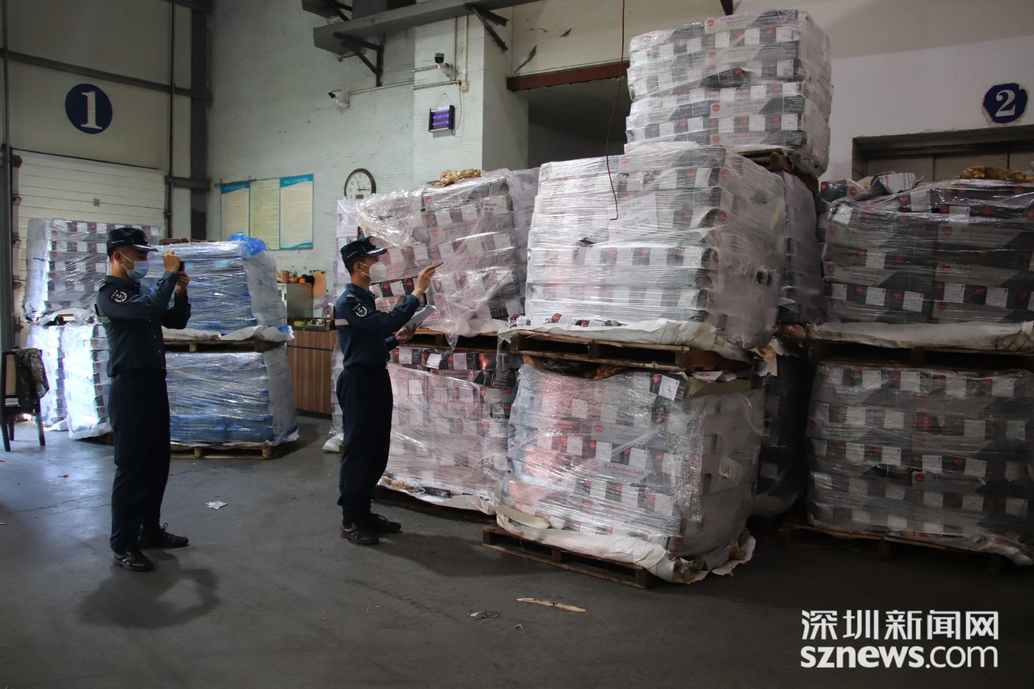 海警执法员清点走私冻品.海警执法员跟车押运.