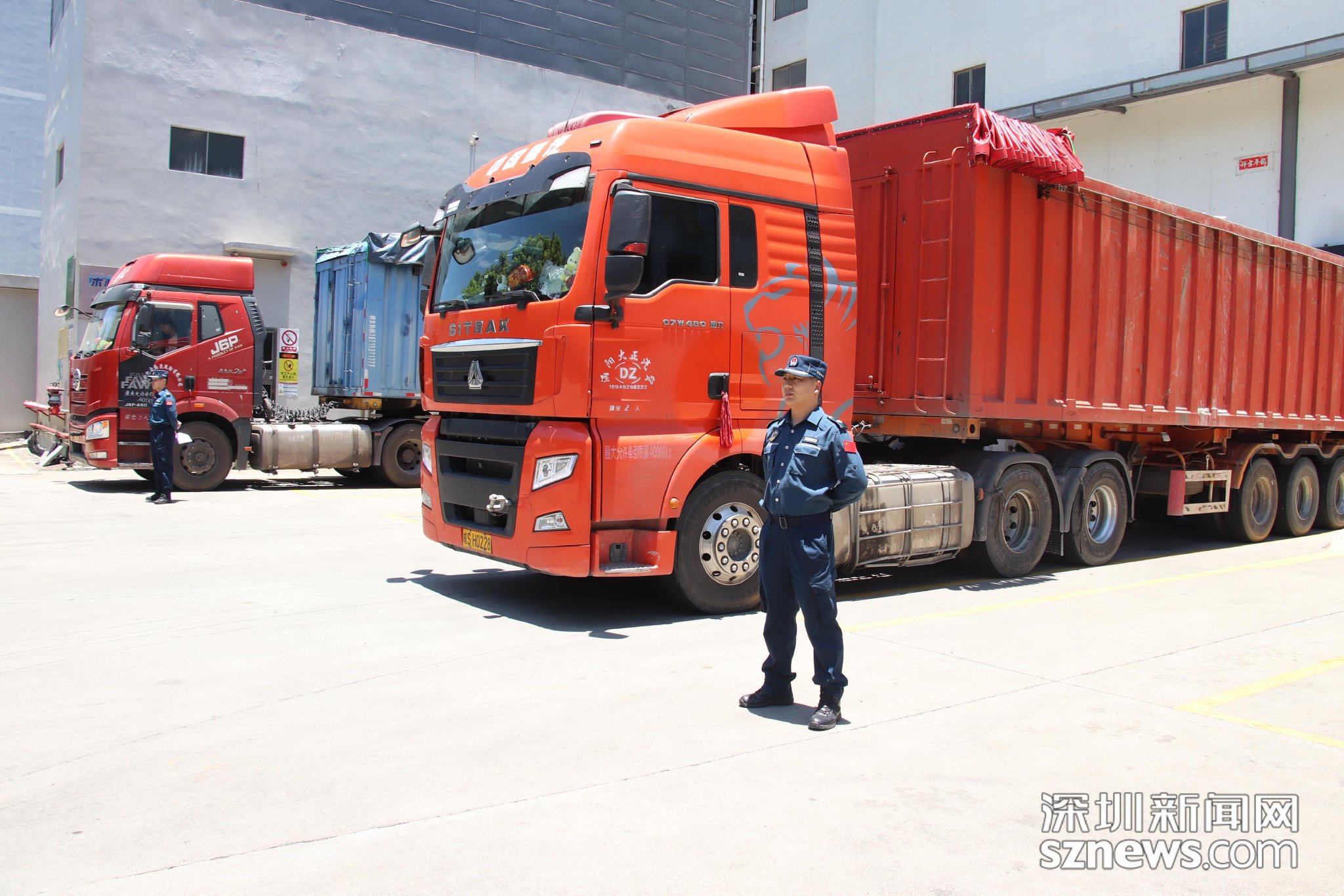 海警执法员跟车押运.垃圾焚烧厂正在对走私冻品进行无害化处理.