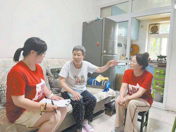 养老驿站巡查员探望独居老人，帮助解决生活中的难题。