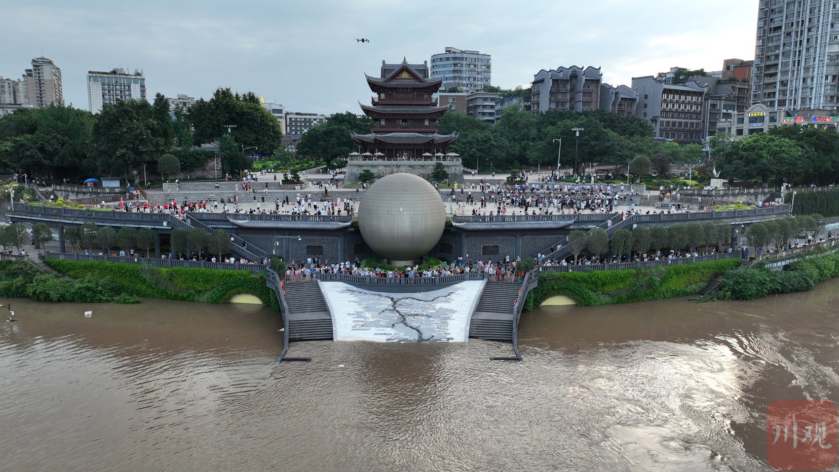 宜宾知名地标合江门广场的部分观景台已经淹没在江水中.